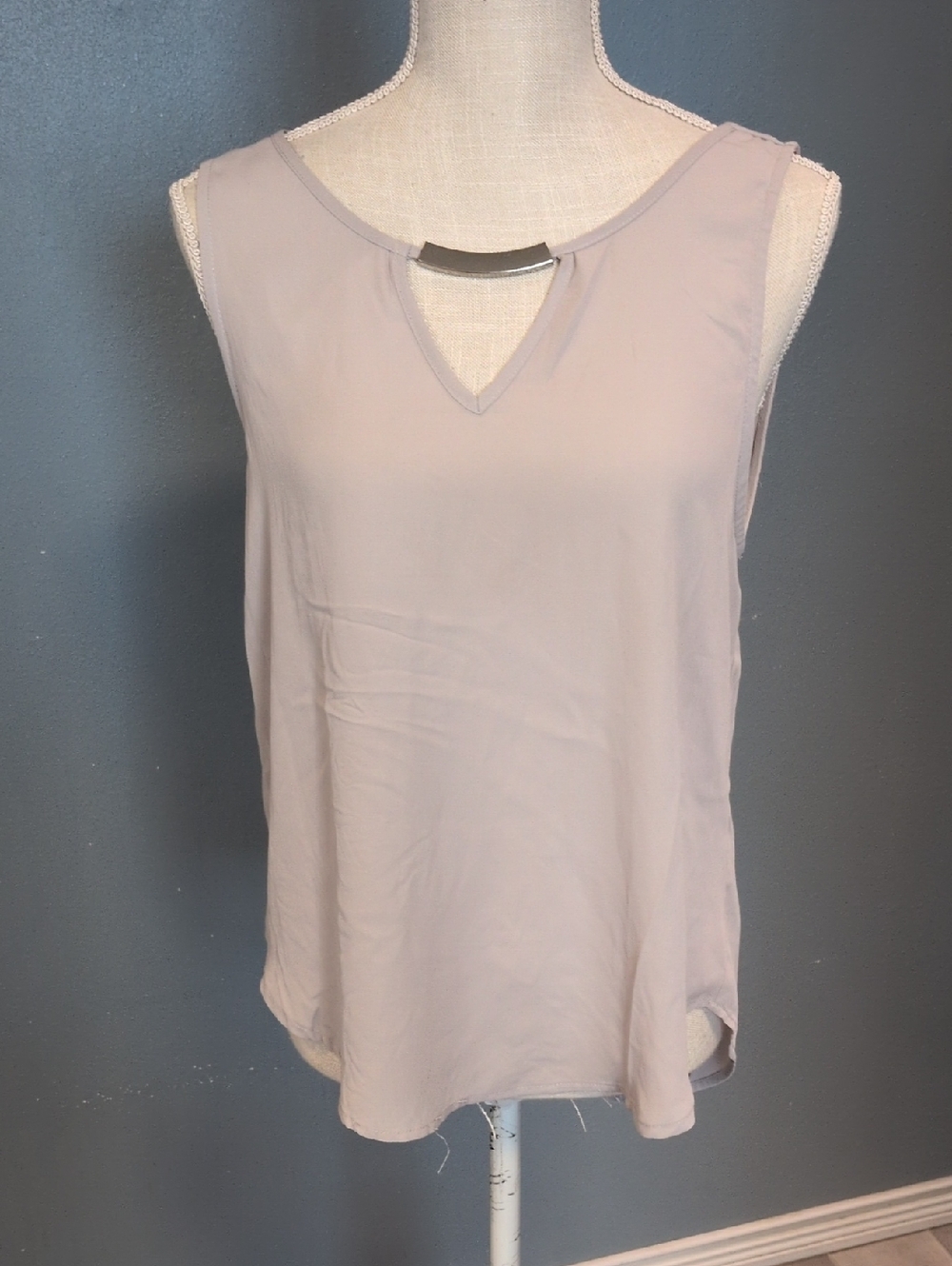Meraki Preppy Sleeveless Flowy High-low Hem Open Back Blouse Careerwear Business